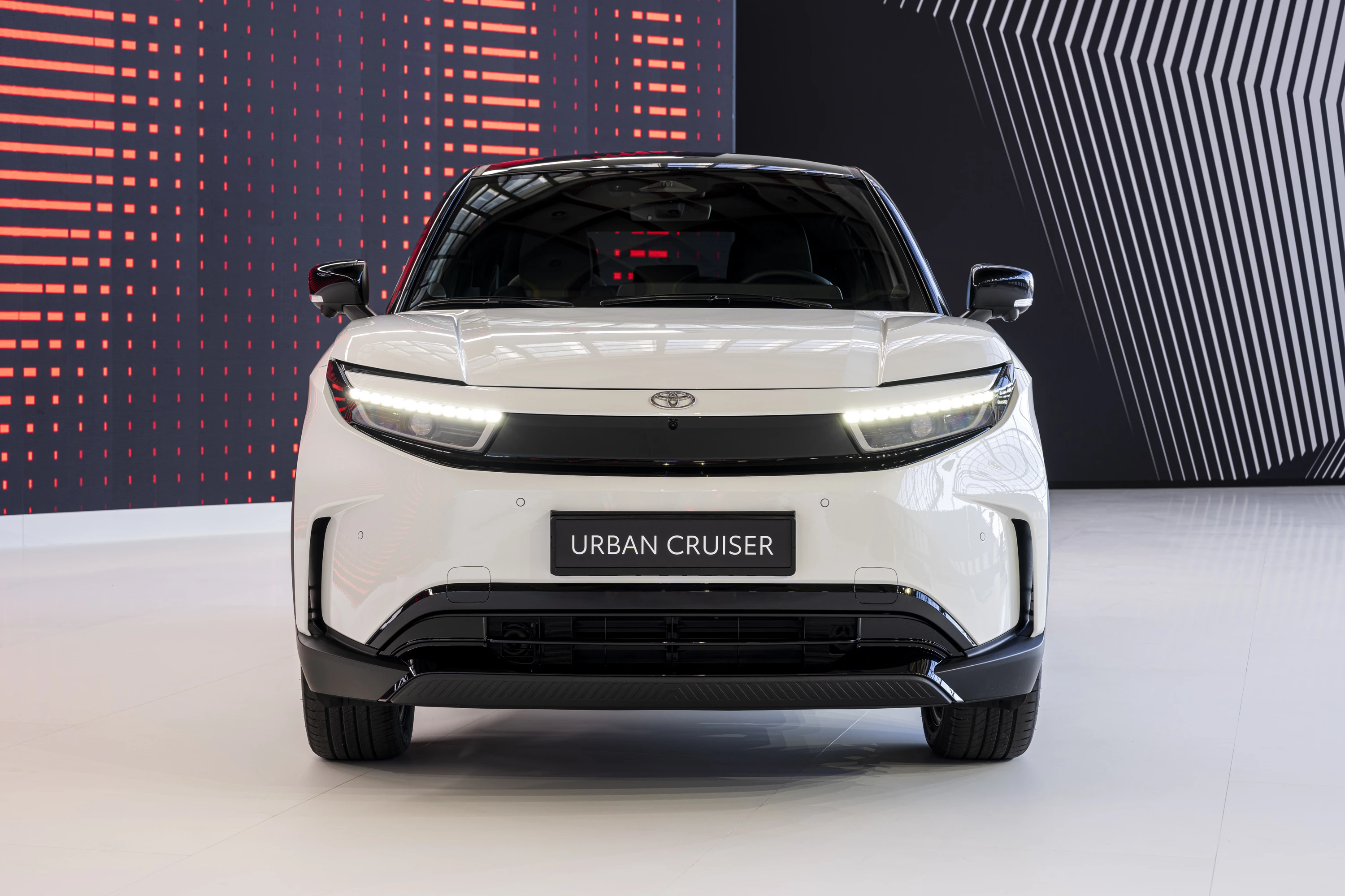 Toyota Urban Cruiser 61.1 kWh FWD exterior view