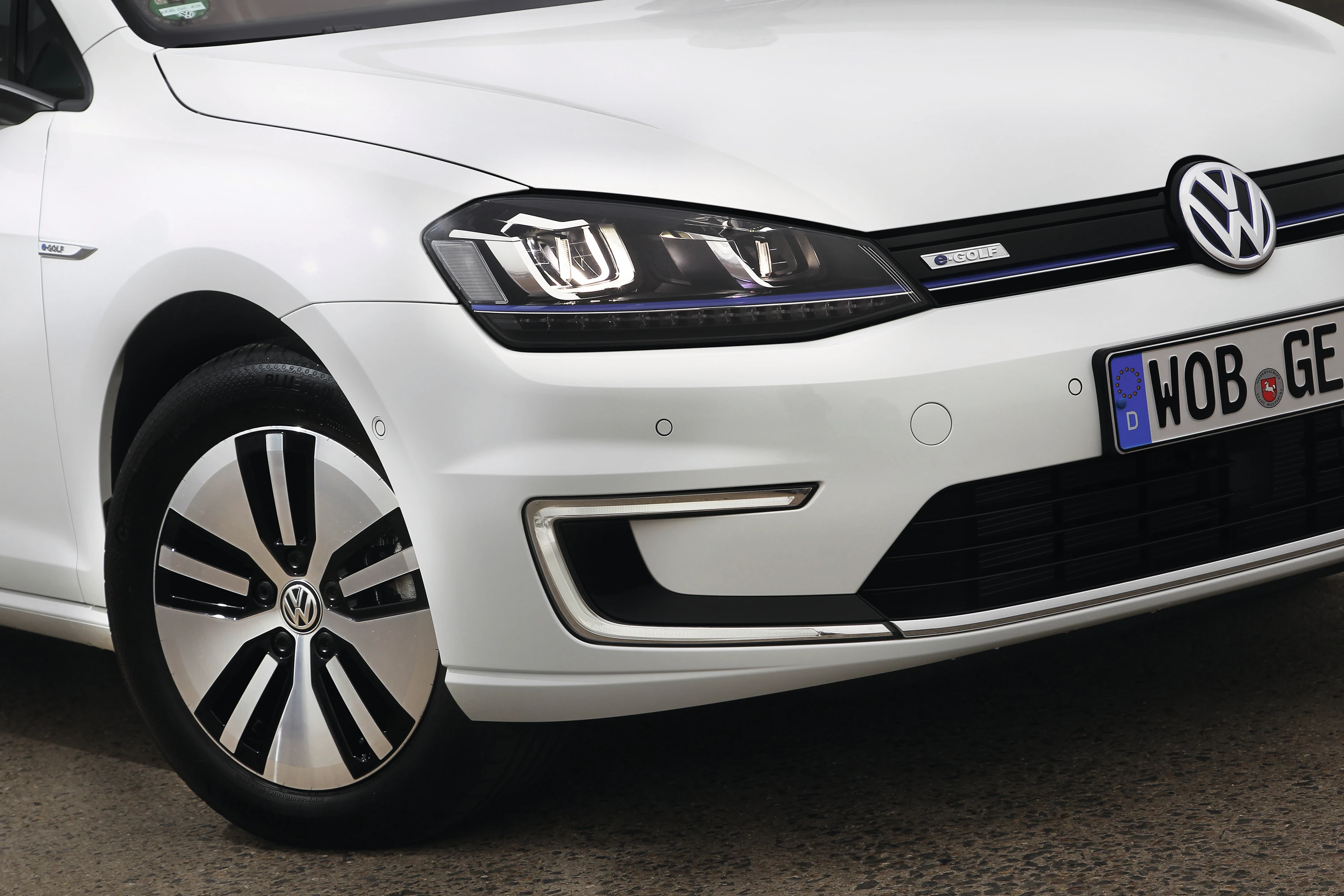 Volkswagen e-Golf 24.2 kWh headlights view