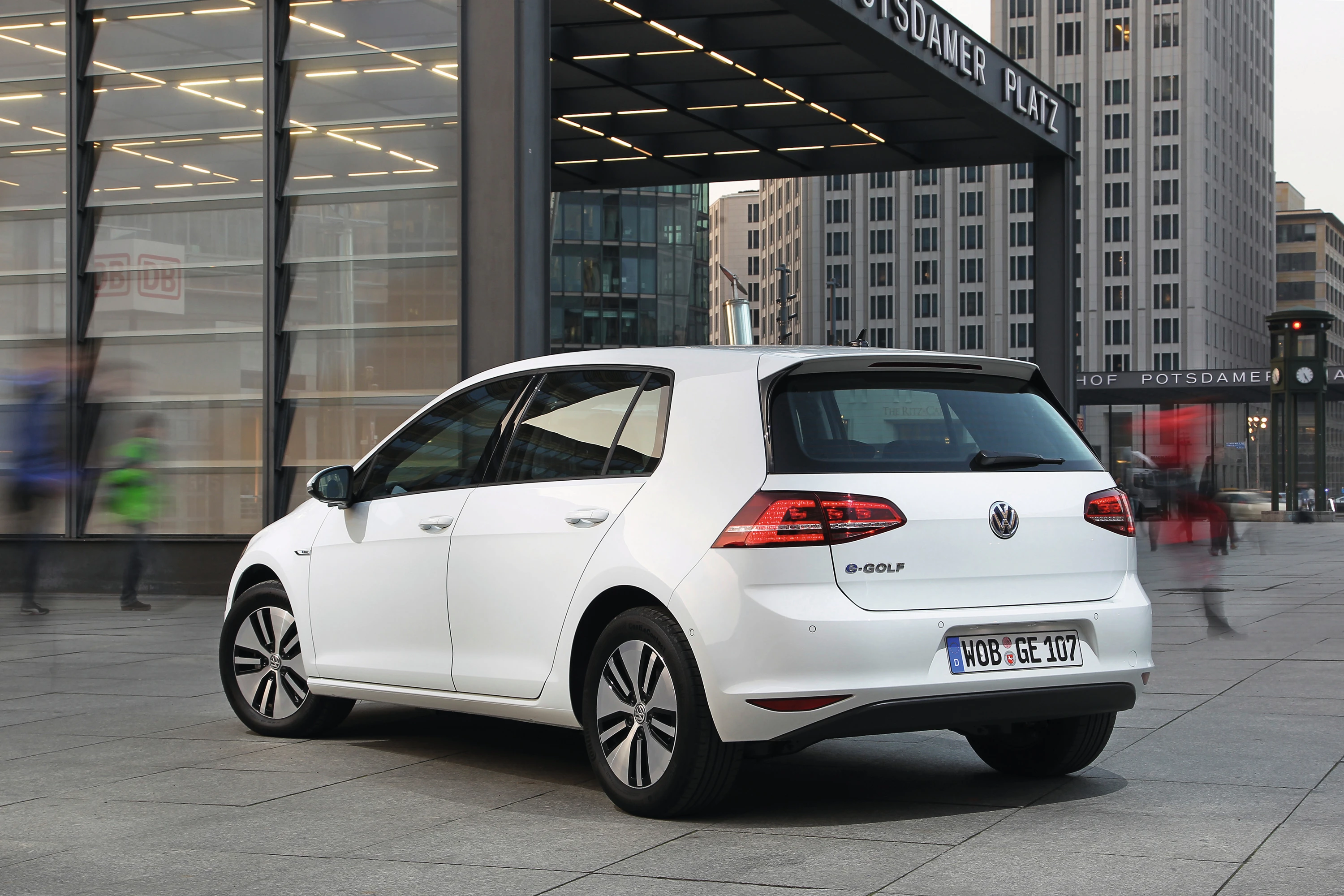 Volkswagen e-Golf 24.2 kWh exterior view