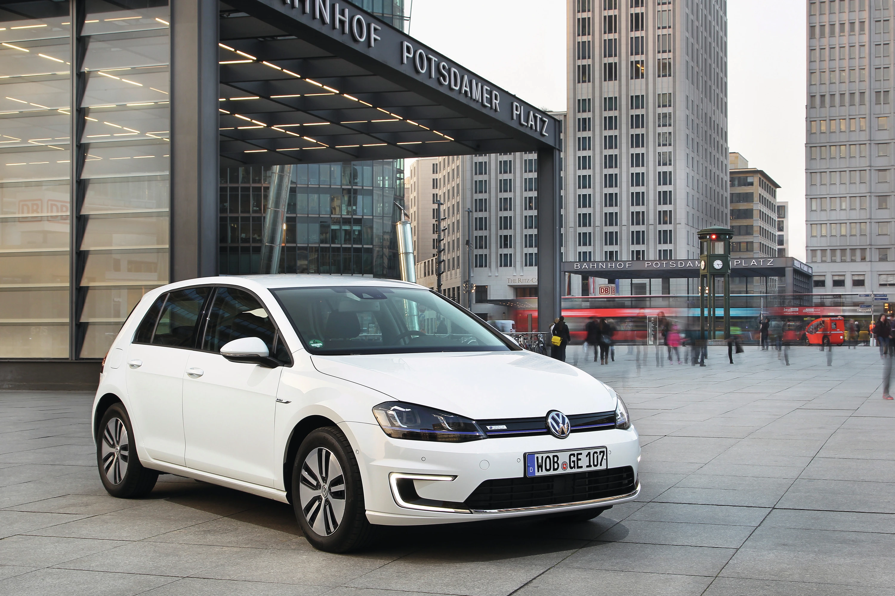 Volkswagen e-Golf 24.2 kWh exterior view