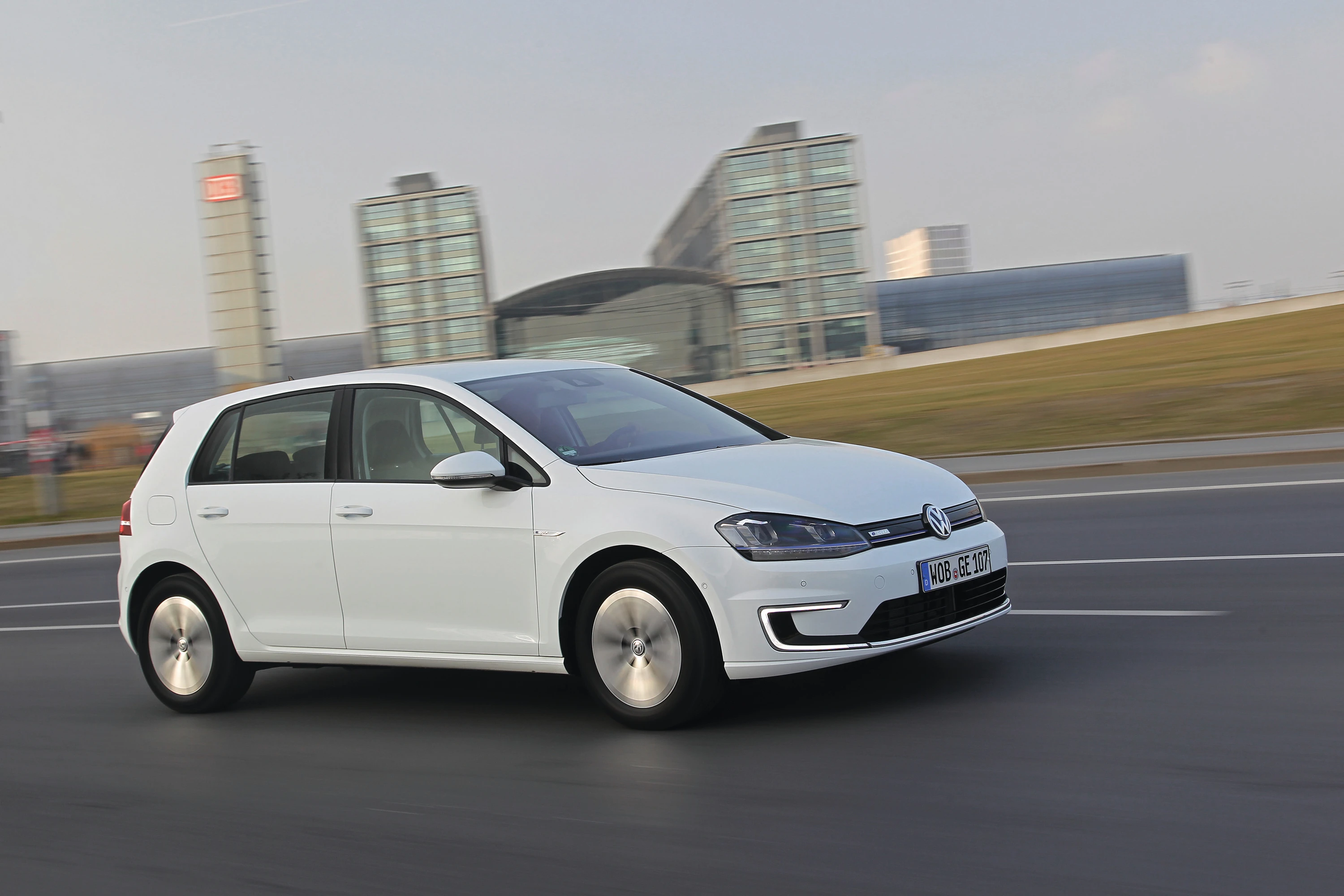 Volkswagen e-Golf 24.2 kWh exterior view