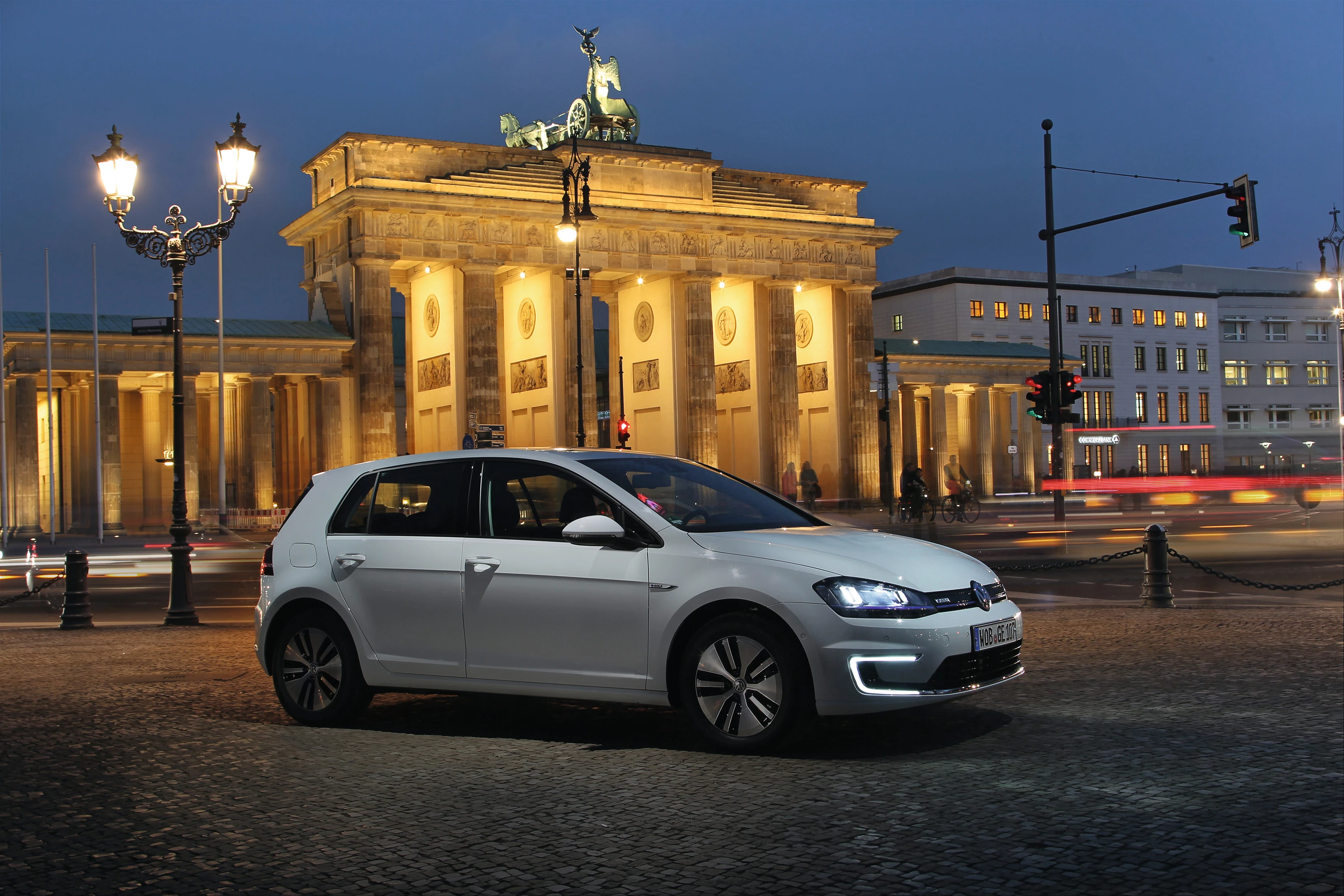 Volkswagen e-Golf 24.2 kWh exterior view