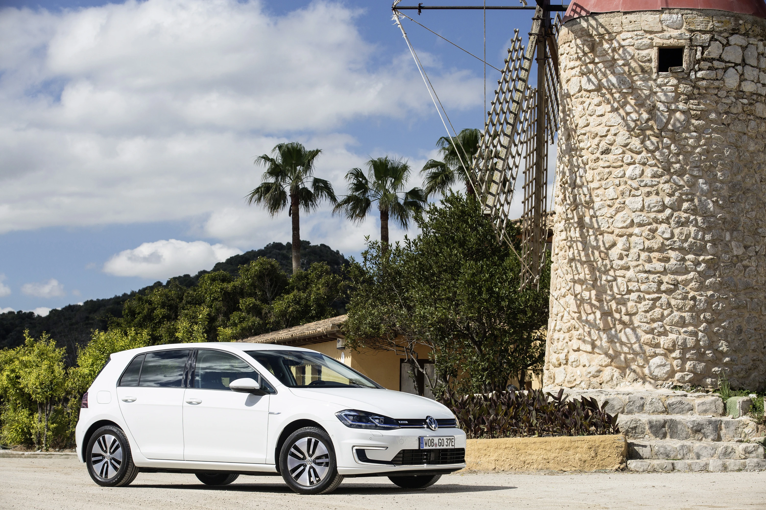 Volkswagen e-Golf 35.8 kWh exterior view