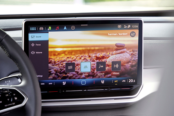 Volkswagen ID.4 Pro screens view