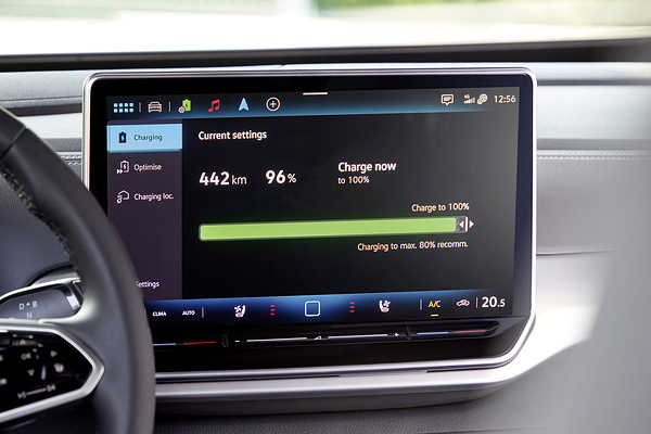 Volkswagen ID.4 Pro screens view