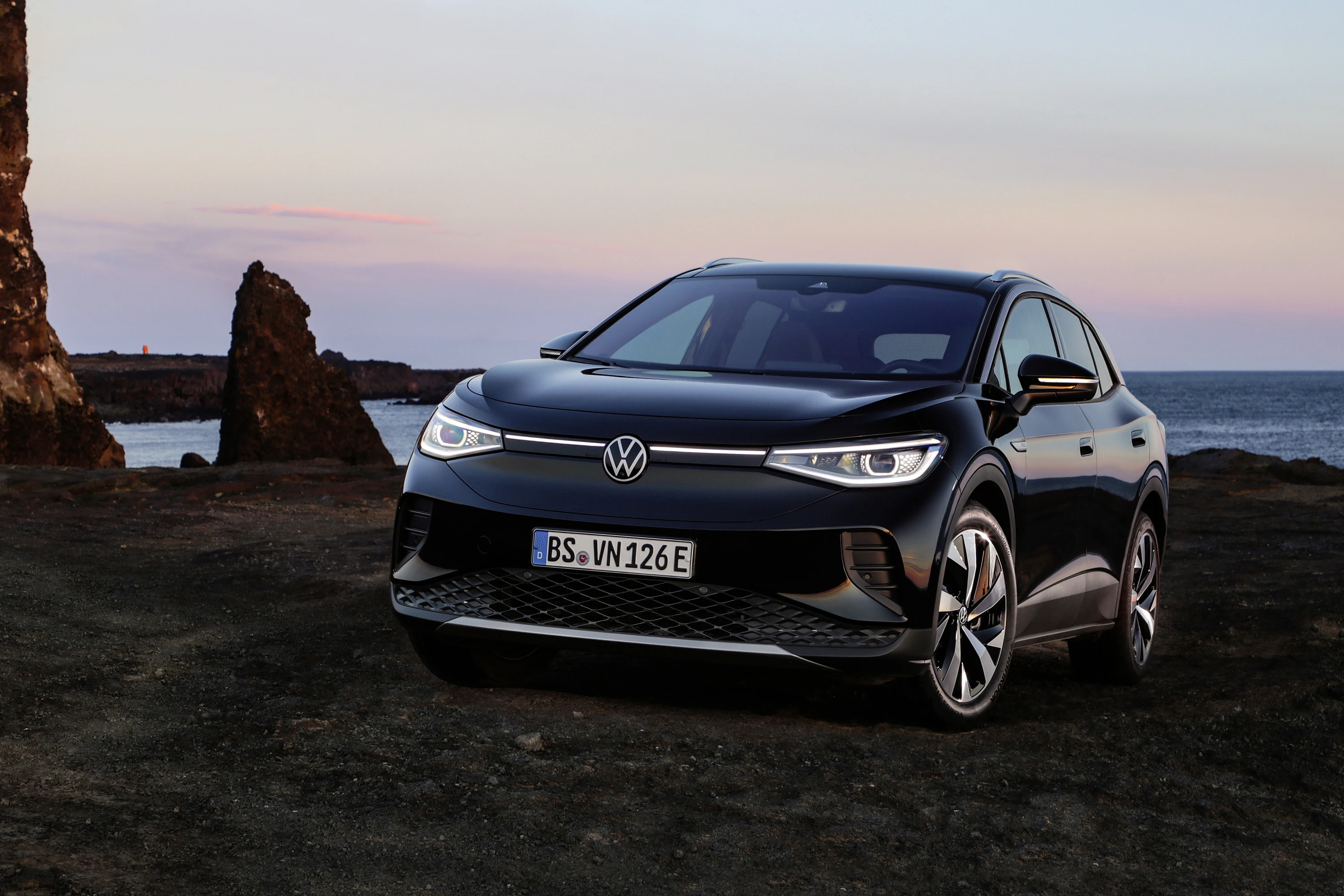 Volkswagen ID.4 Pro 4MOTION headlights view