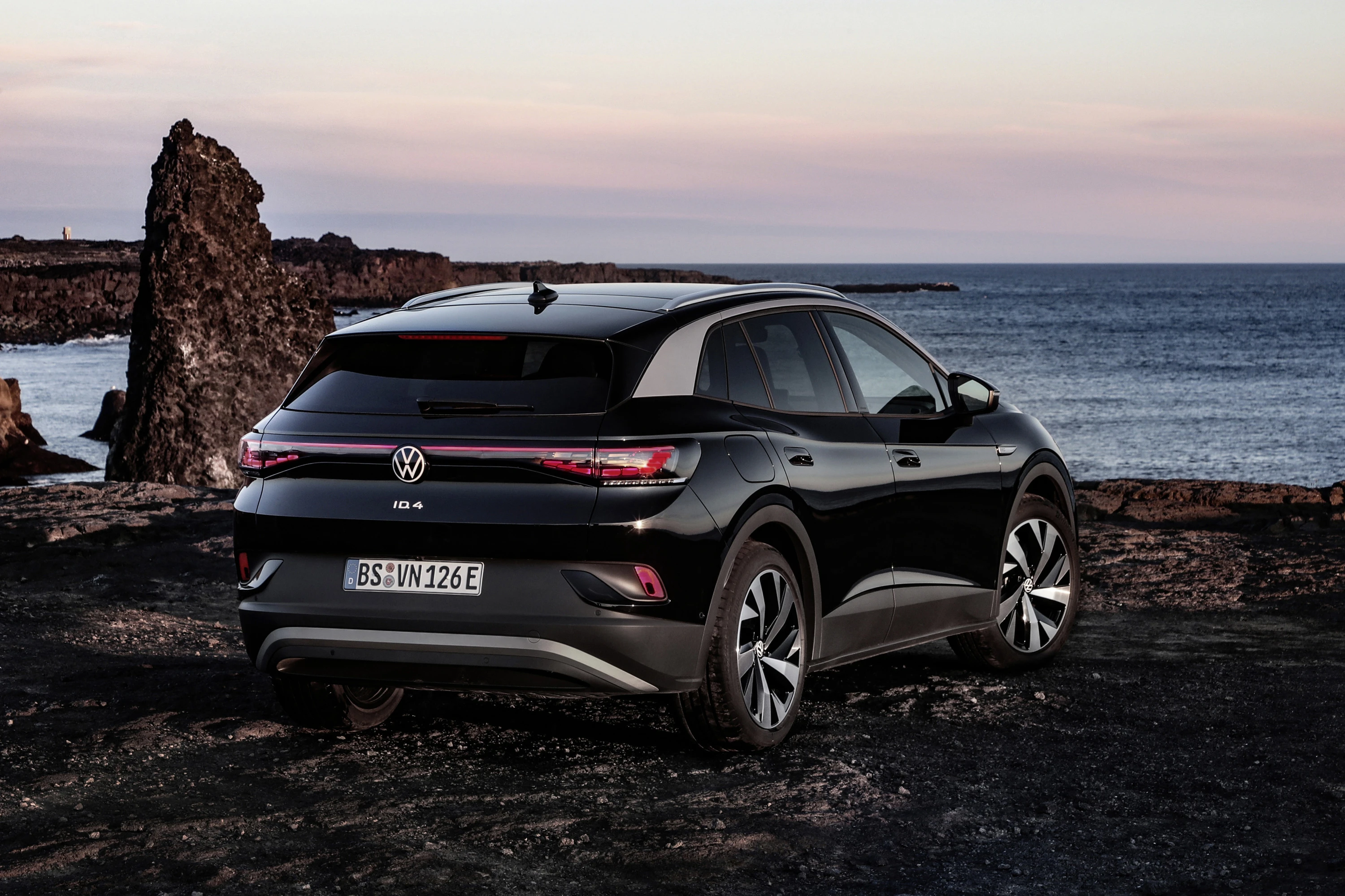 Volkswagen ID.4 Pure taillights view