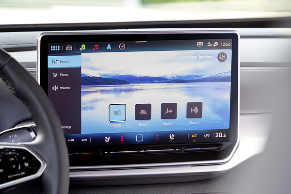 Volkswagen ID.5 GTX 4MOTION screens view