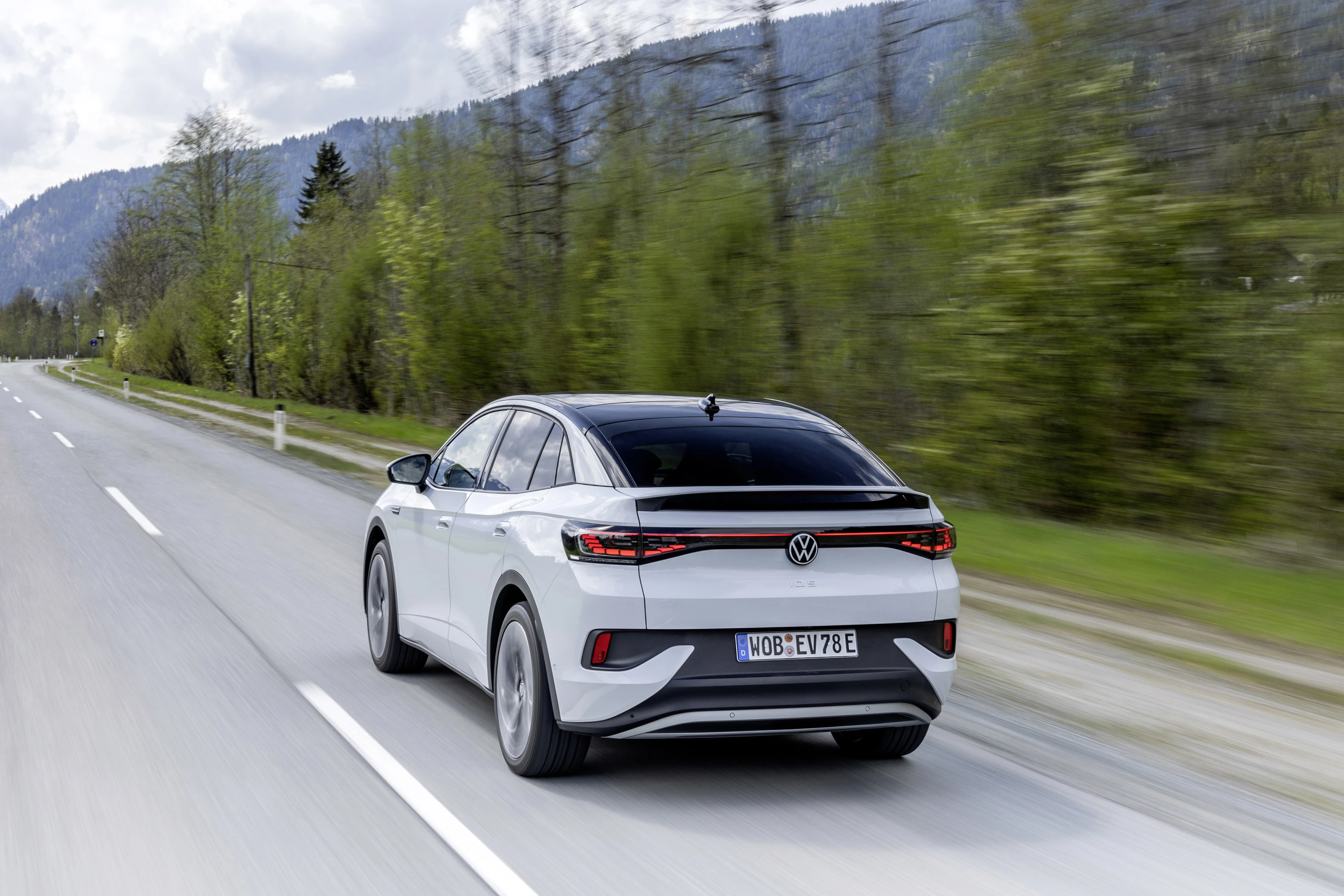 Volkswagen ID.5 Pro exterior view