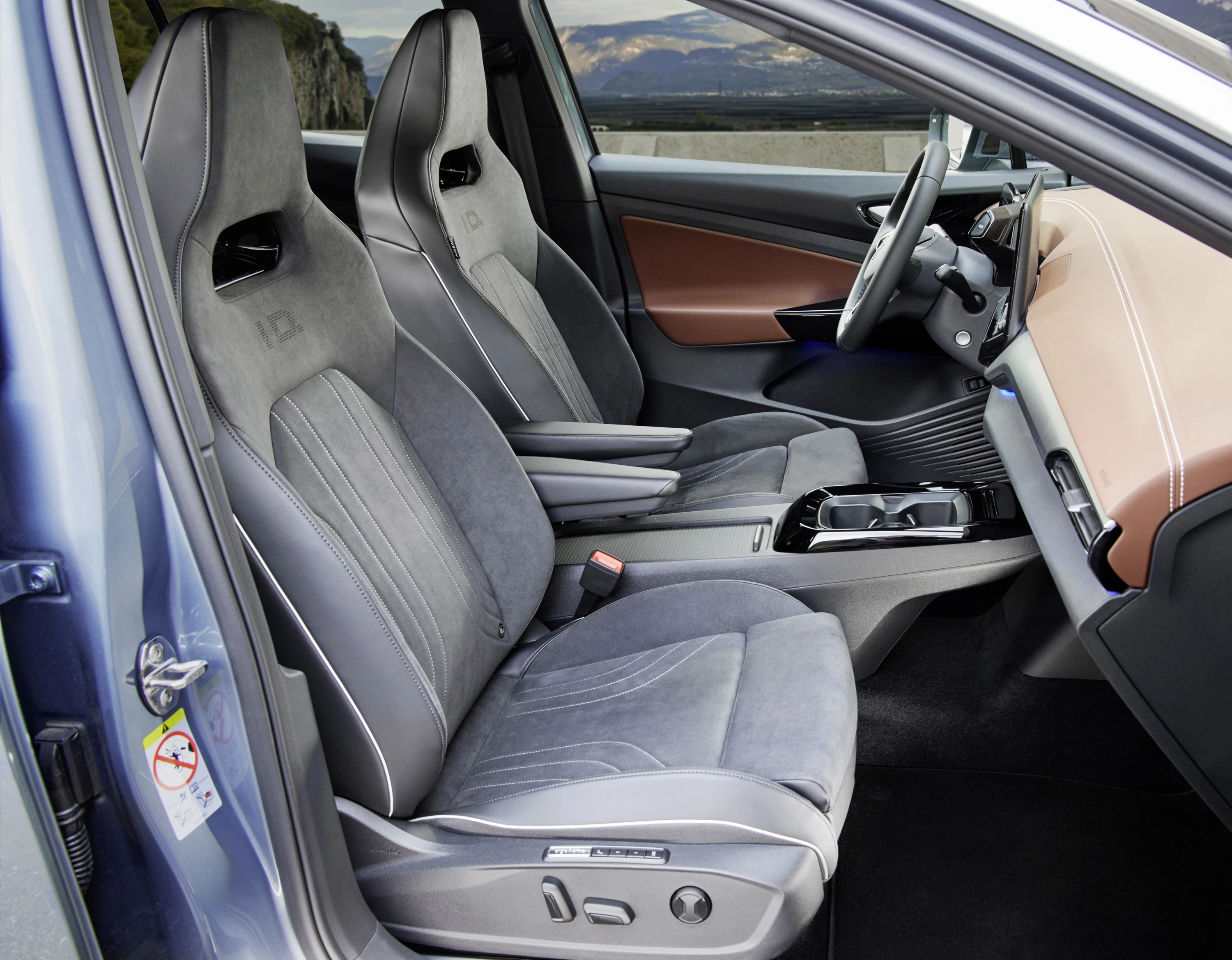 Volkswagen ID.5 Pure frontseats view