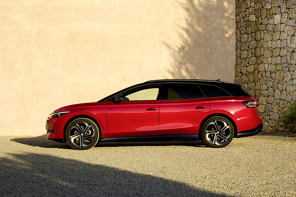 Volkswagen ID.7 GTX Tourer exterior view