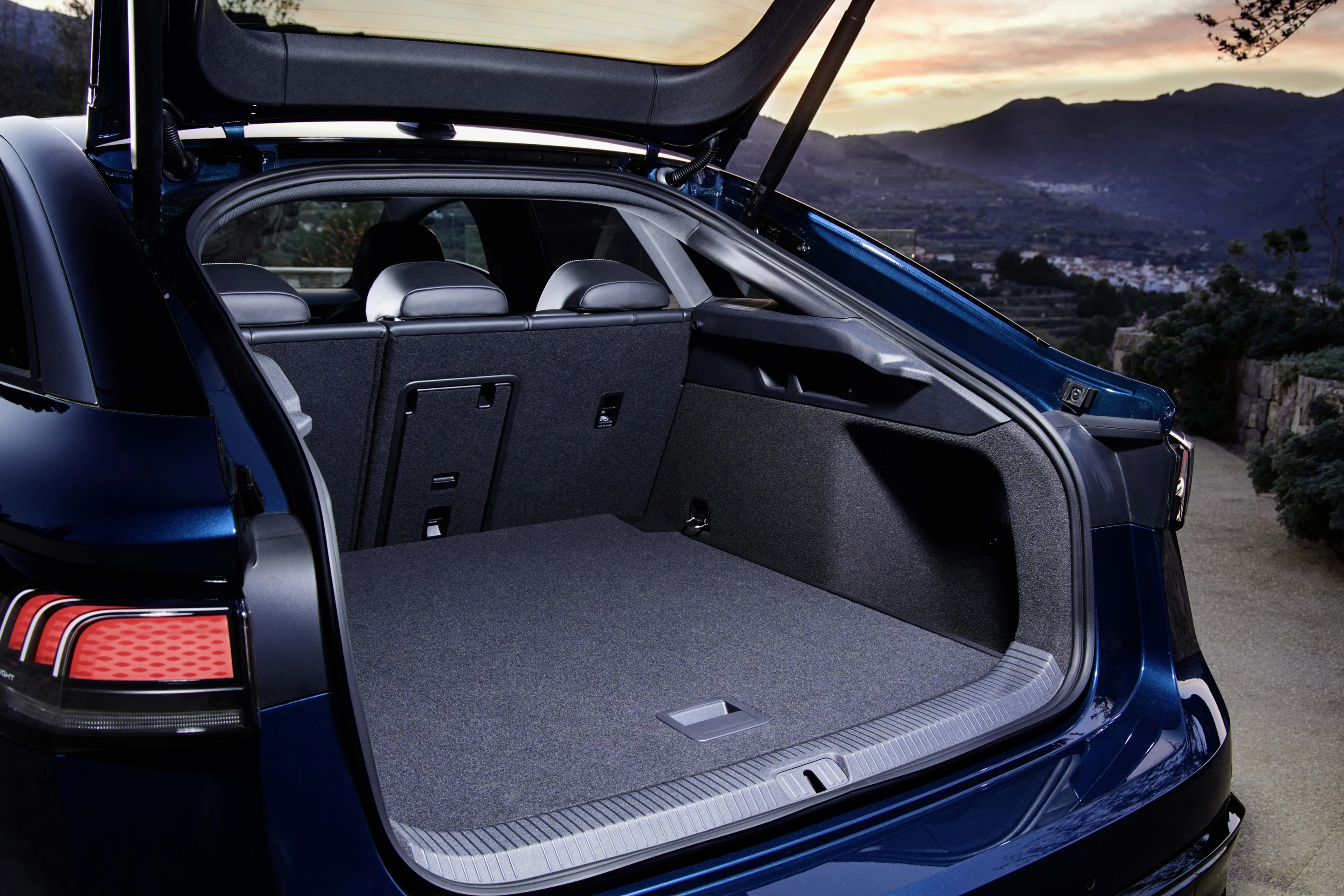 Volkswagen ID.7 Pro trunk view