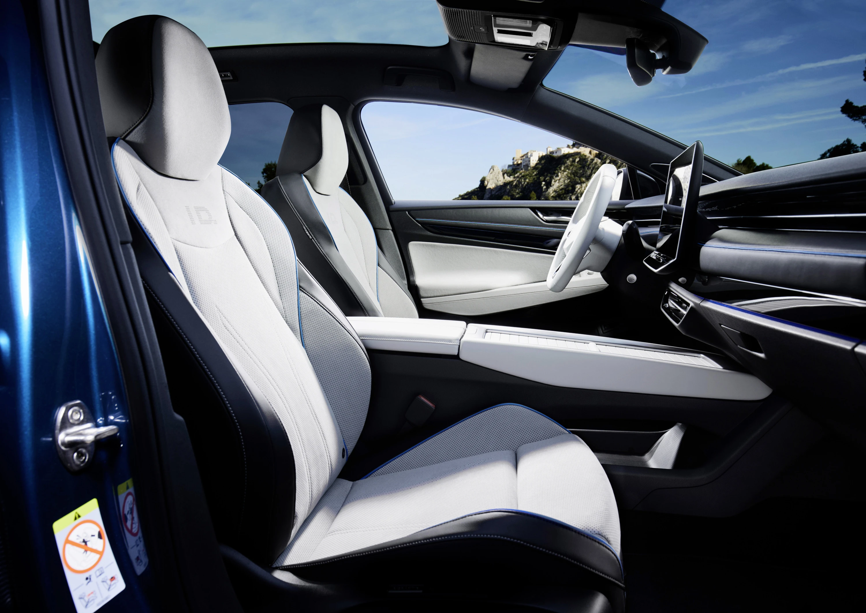 Volkswagen ID.7 Pro frontseats view