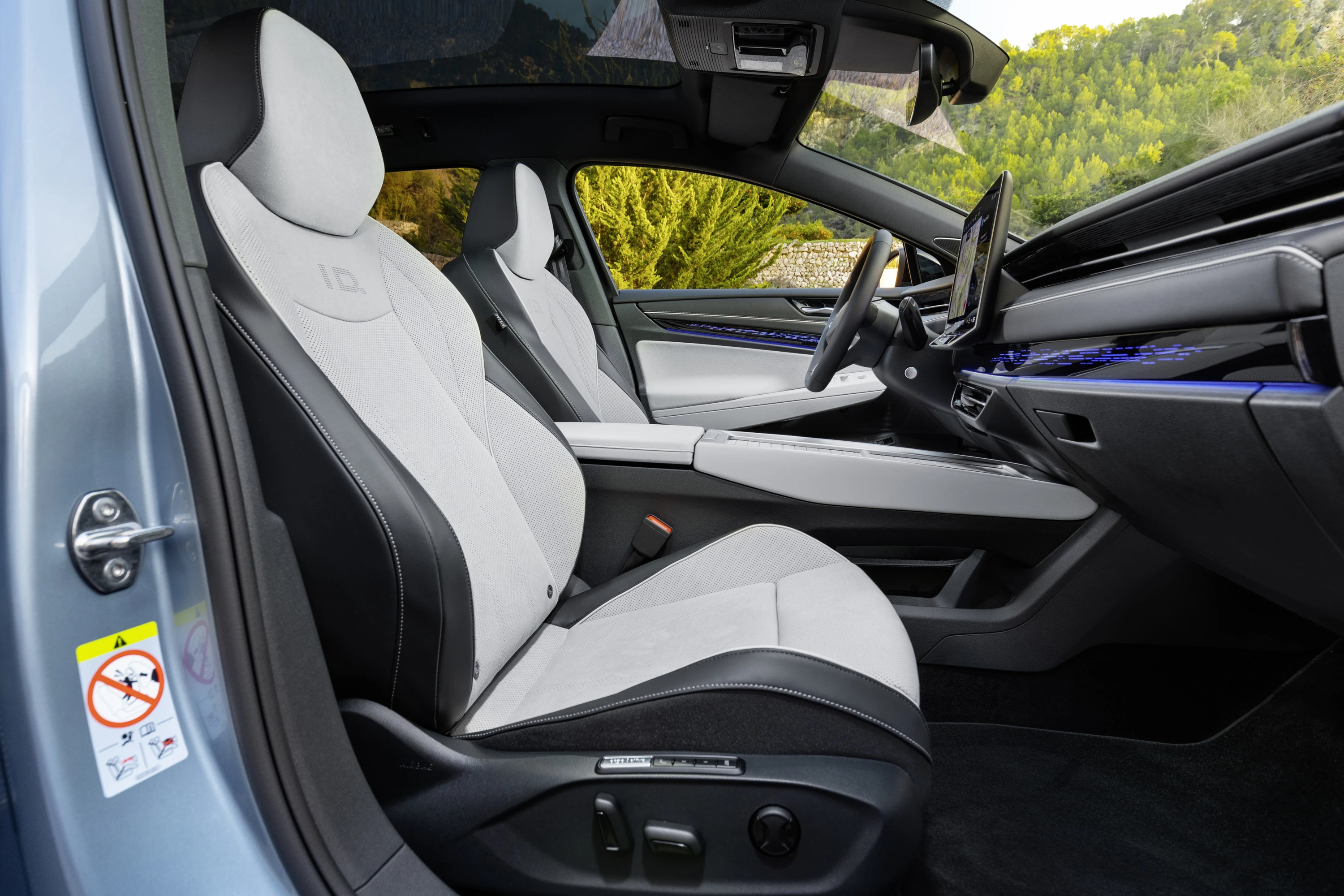 Volkswagen ID.7 Tourer Pro frontseats view
