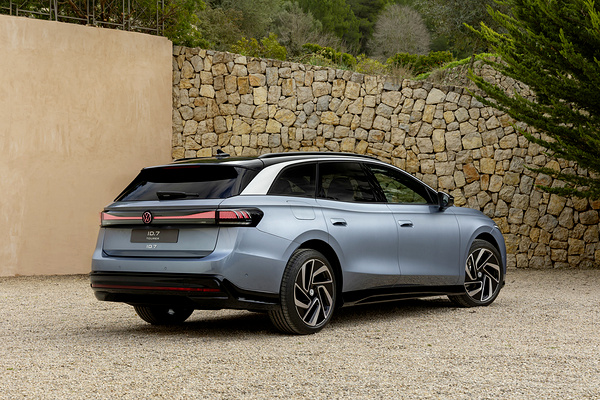 Volkswagen ID.7 Tourer Pro exterior view