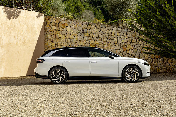 Volkswagen ID.7 Tourer Pro exterior view
