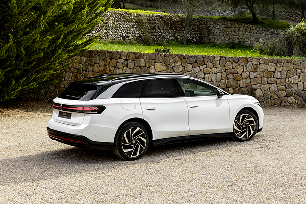 Volkswagen ID.7 Tourer Pro exterior view