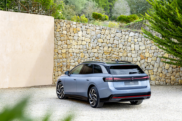 Volkswagen ID.7 Tourer Pro exterior view