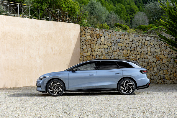Volkswagen ID.7 Tourer Pro exterior view