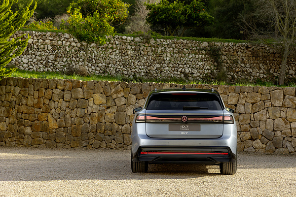 Volkswagen ID.7 Tourer Pro exterior view