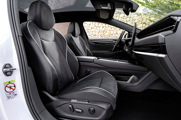 Volkswagen ID.7 Tourer Pro frontseats view