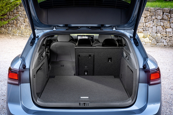 Volkswagen ID.7 Tourer Pro trunk view