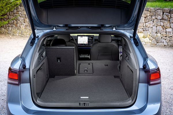 Volkswagen ID.7 Tourer Pro trunk view