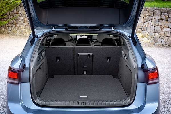 Volkswagen ID.7 Tourer Pro trunk view