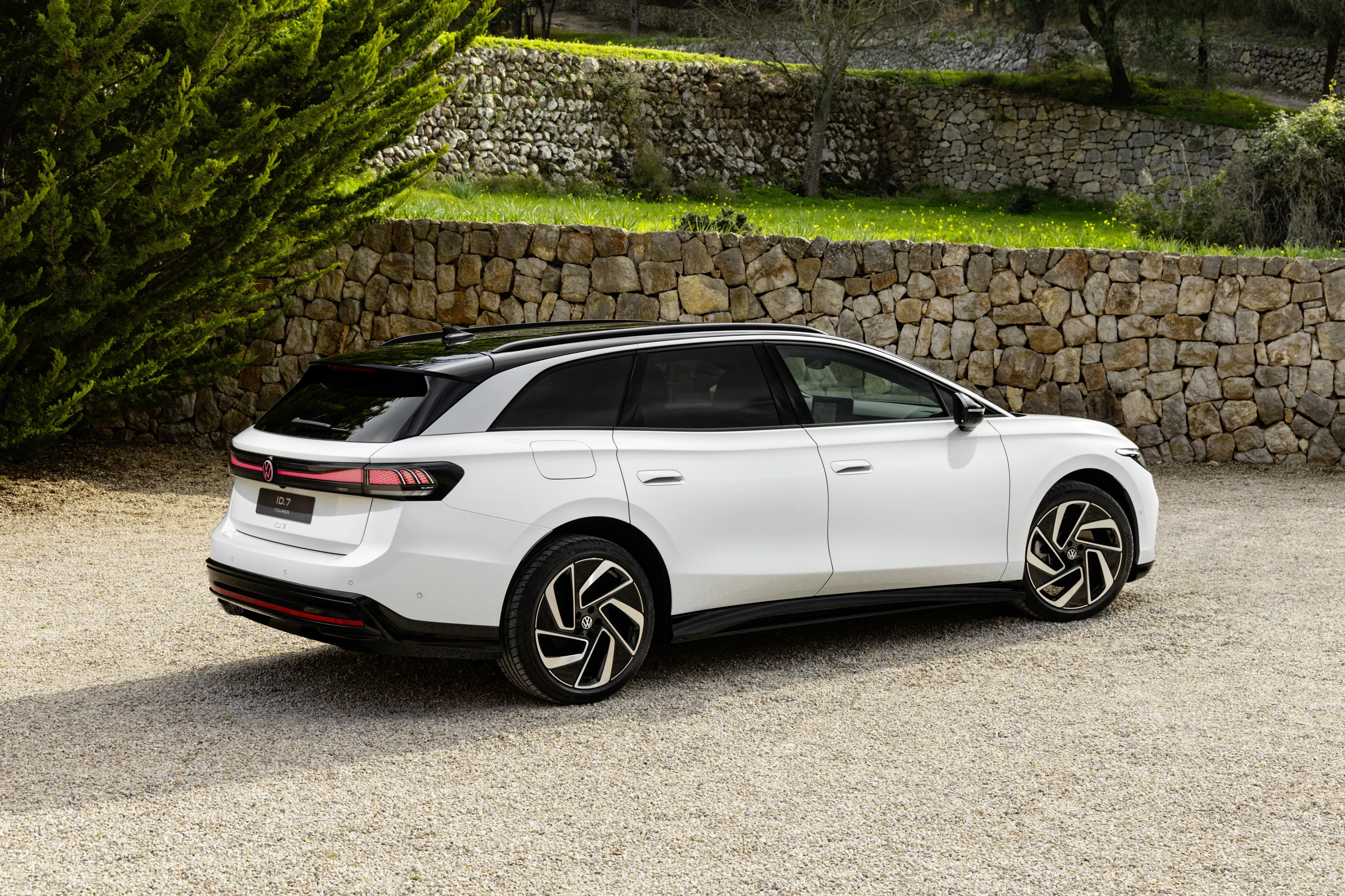 Volkswagen ID.7 Tourer Pro exterior view
