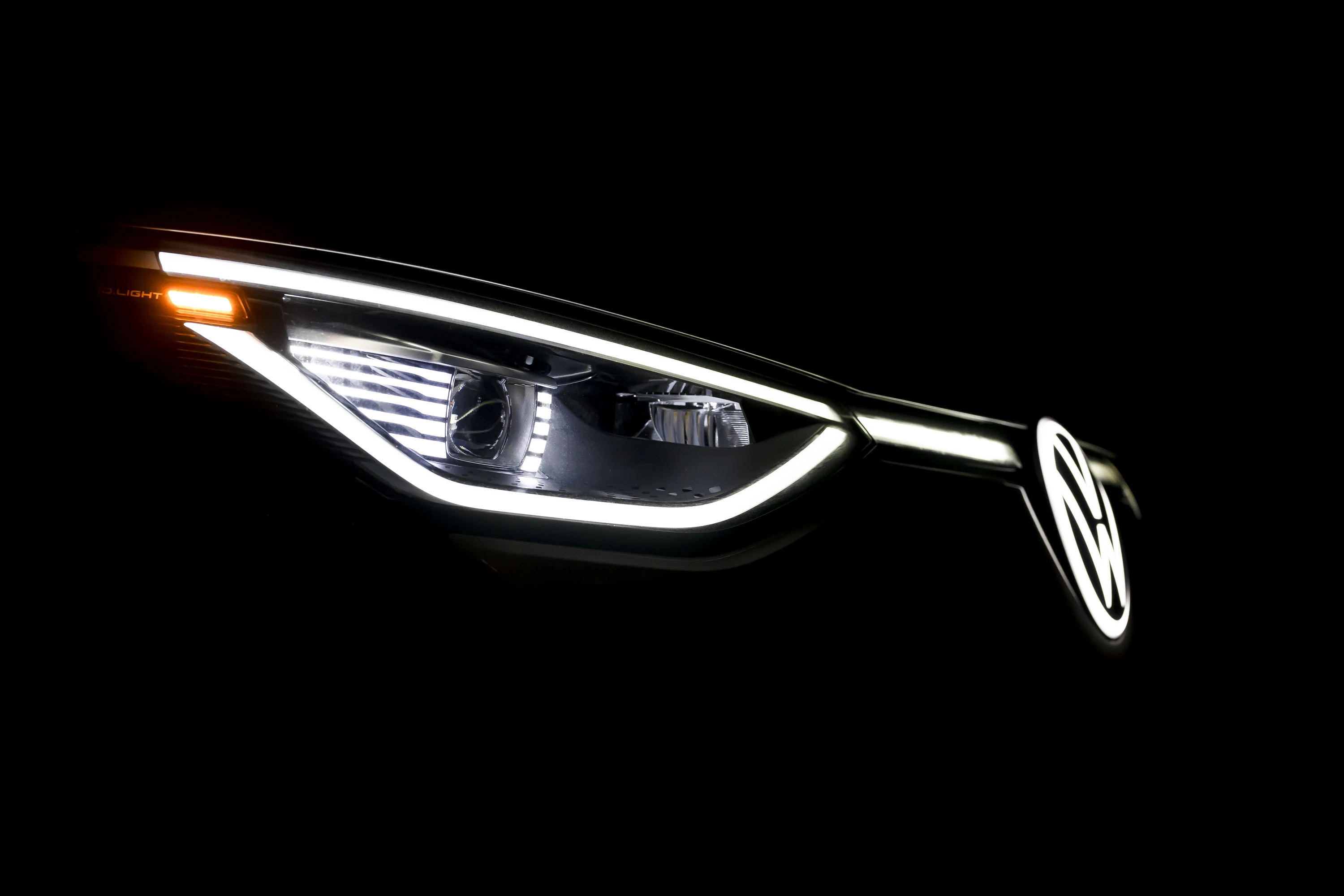 Volkswagen ID. Buzz LWB Pro 86 kWh headlights view