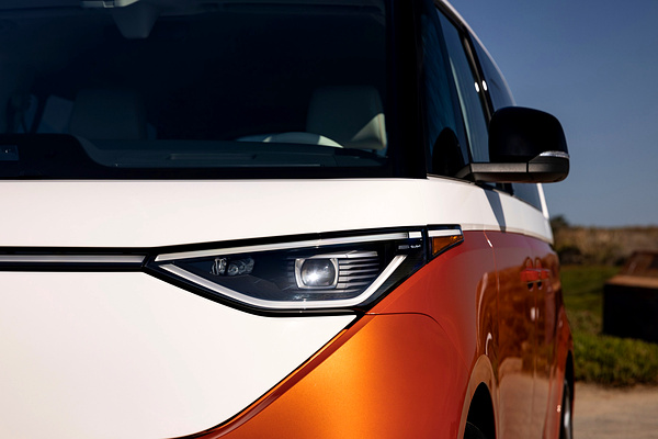 Volkswagen ID. Buzz Pro S 4MOTION LWB headlights view