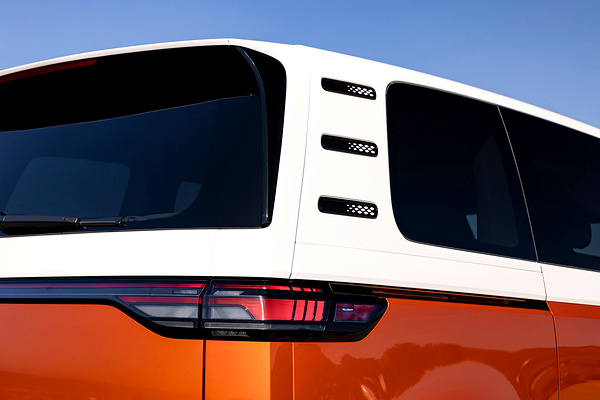 Volkswagen ID. Buzz Pro S 4MOTION LWB rearlights view