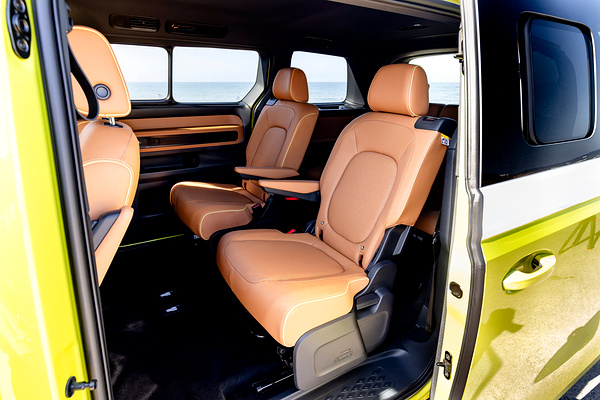 Volkswagen ID. Buzz Pro S 4MOTION LWB secondrowseats view