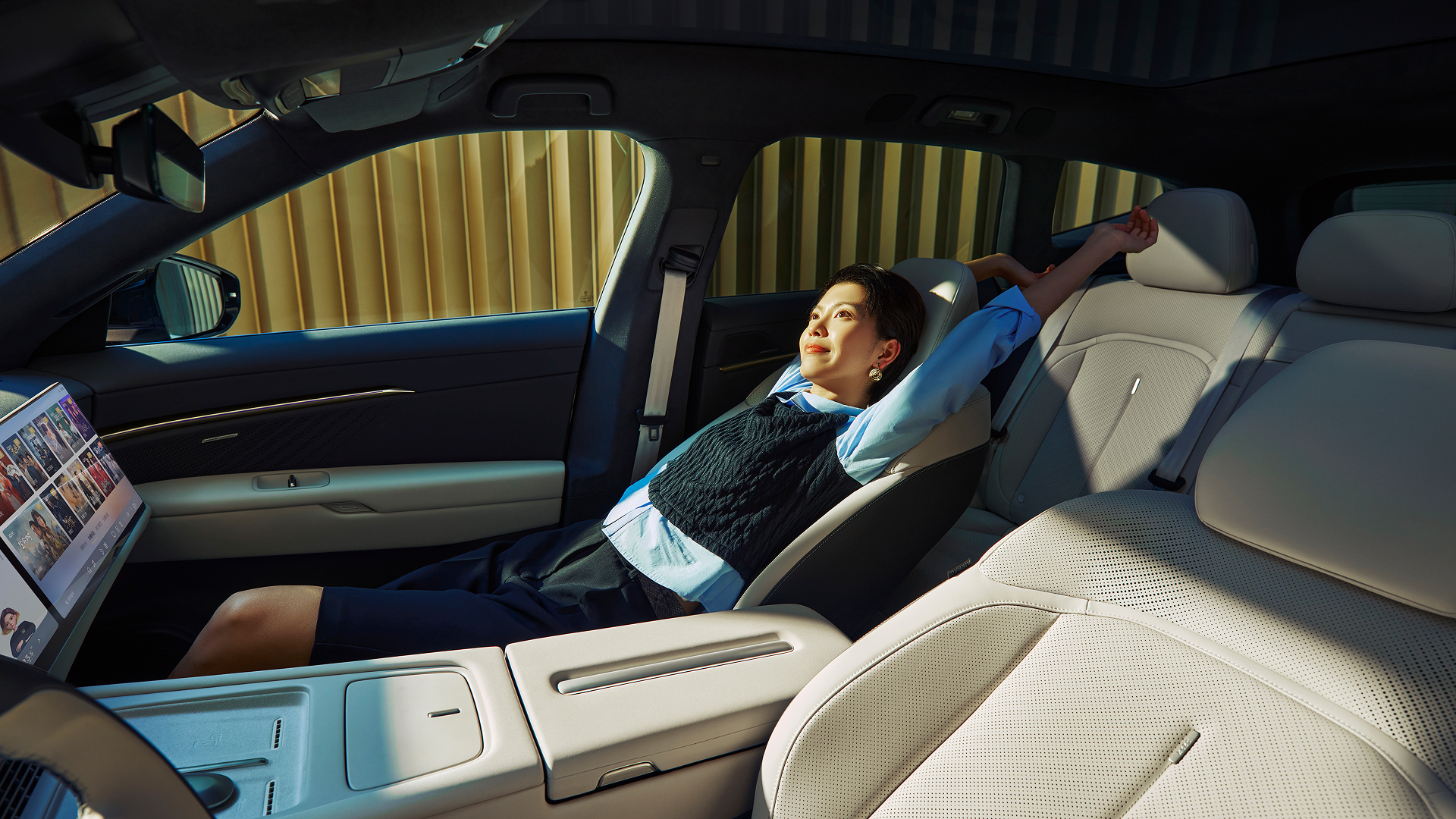 Volkswagen ID. UNYX 08 RWD Long Range frontseats view