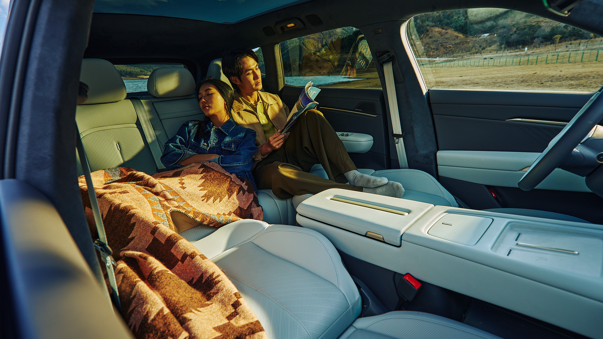 Volkswagen ID. UNYX 08 RWD Standard Range frontseats view