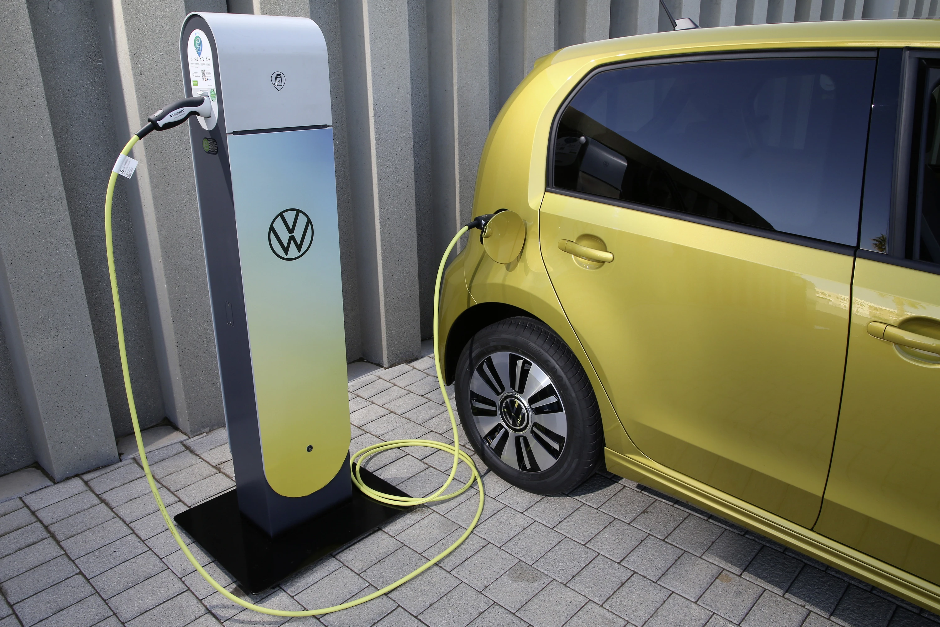 Volkswagen e-up! 32.3 kWh charging view