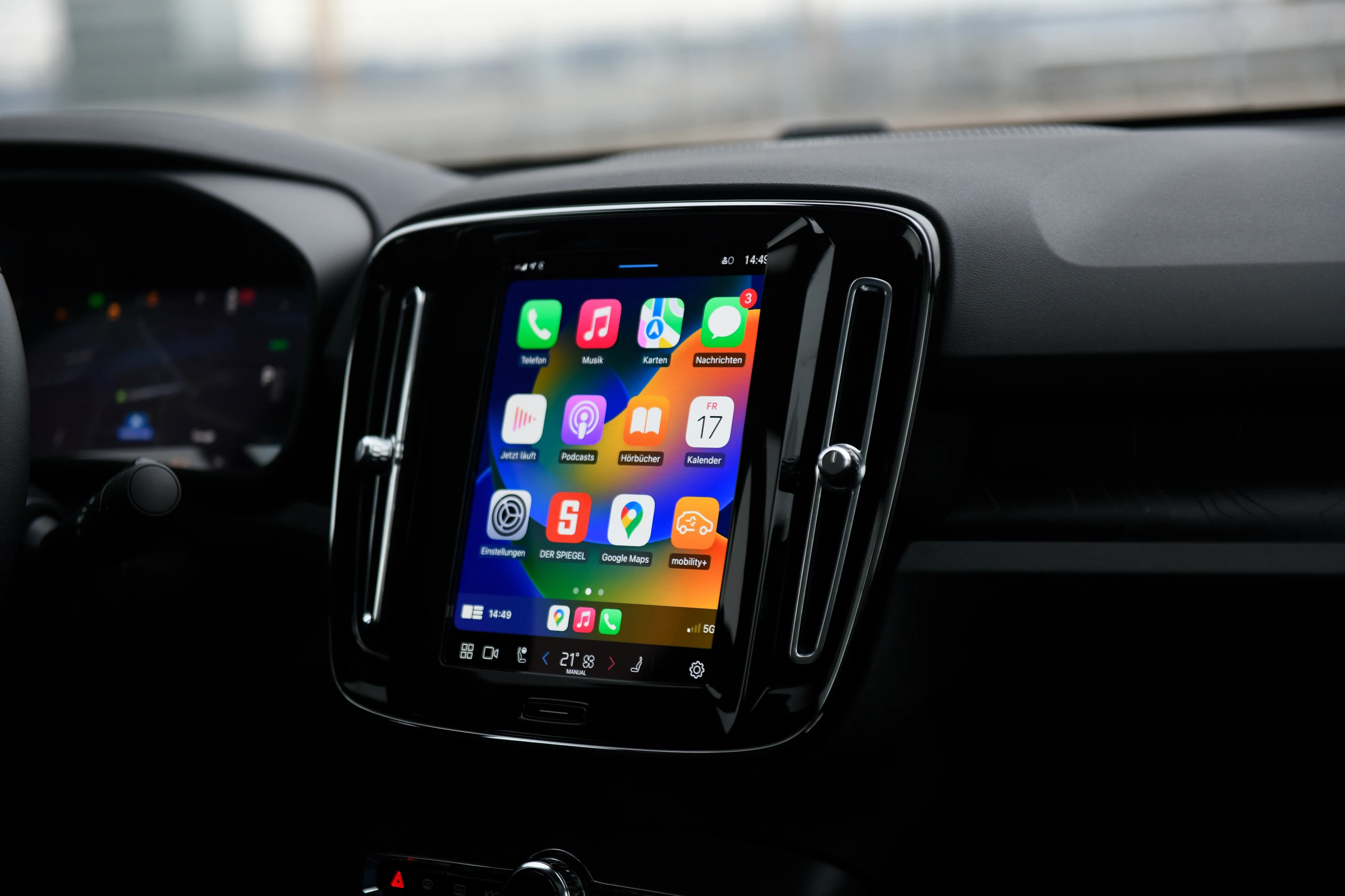 Volvo C40 Recharge Twin Motor screens view