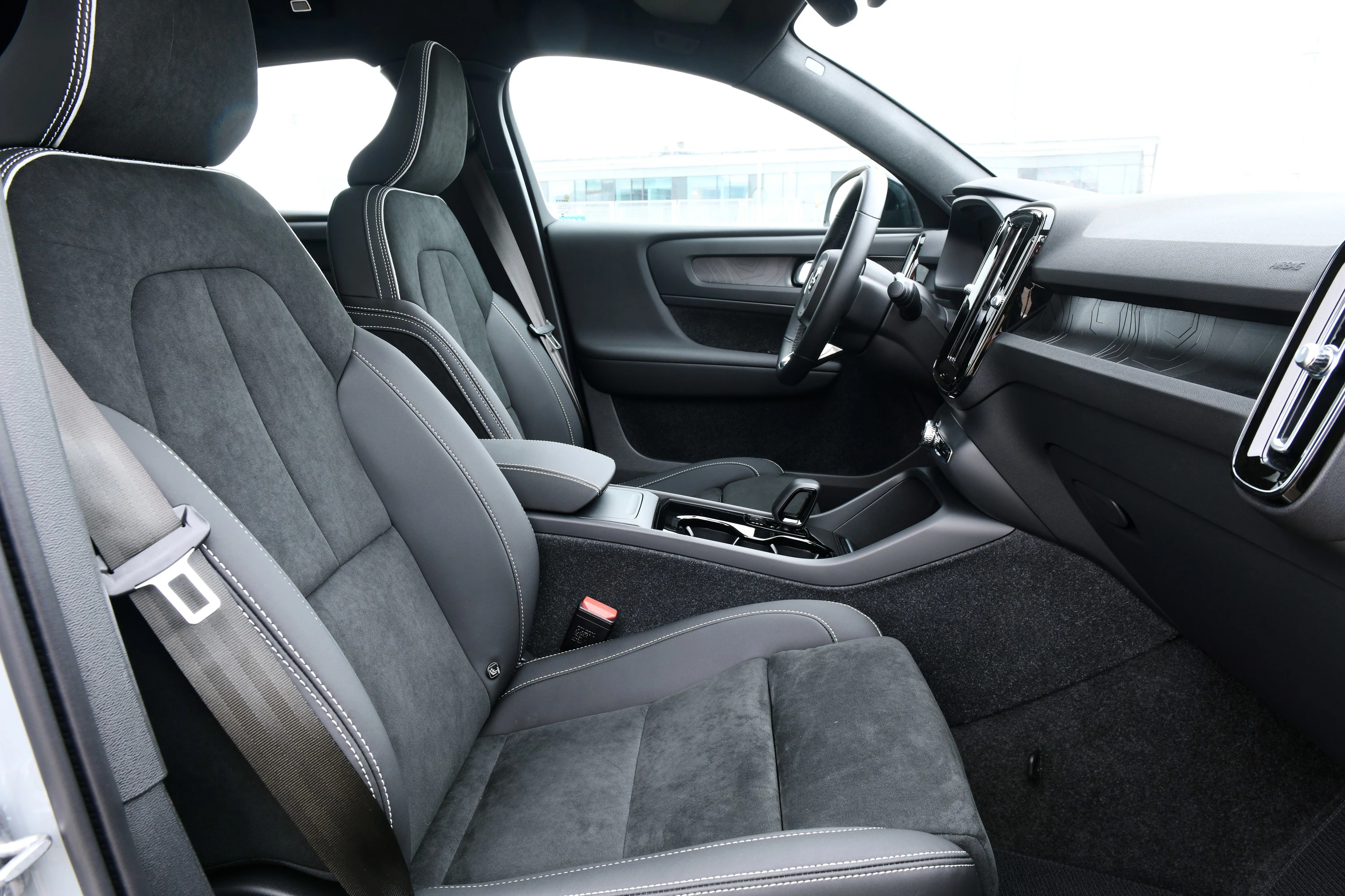 Volvo EC40 Twin Motor frontseats view