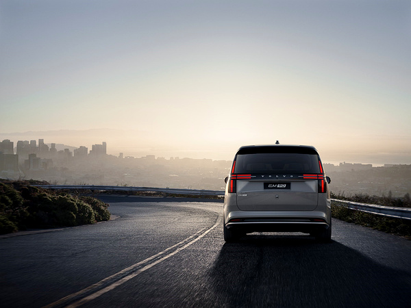 Volvo EM90 exterior view