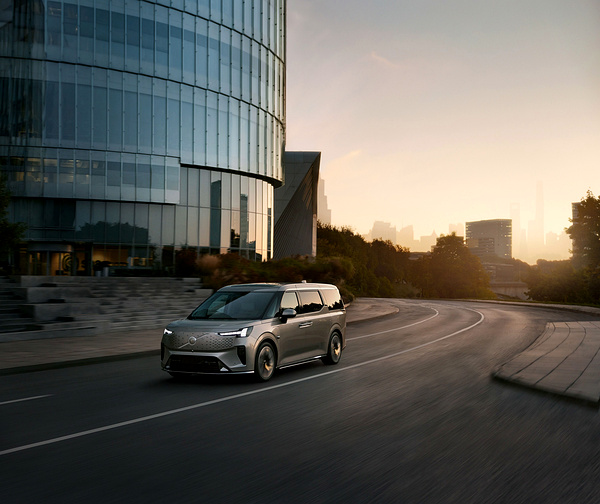 Volvo EM90 exterior view