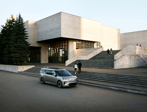 Volvo EM90 exterior view