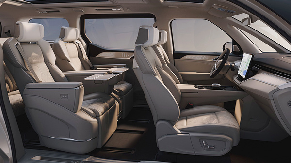 Volvo EM90 frontseats view
