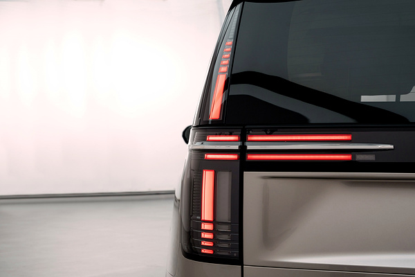 Volvo EM90 rearlights view
