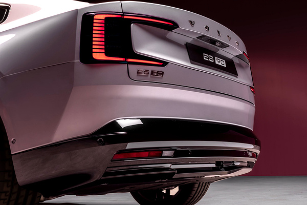 Volvo ES90 Twin Motor Performance details view