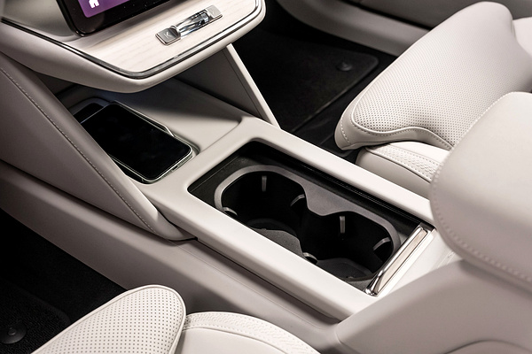 Volvo ES90 Twin Motor Performance details view