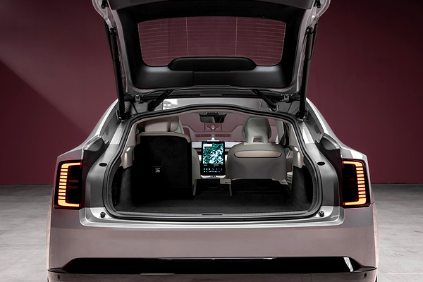 Volvo ES90 Twin Motor Performance trunk view