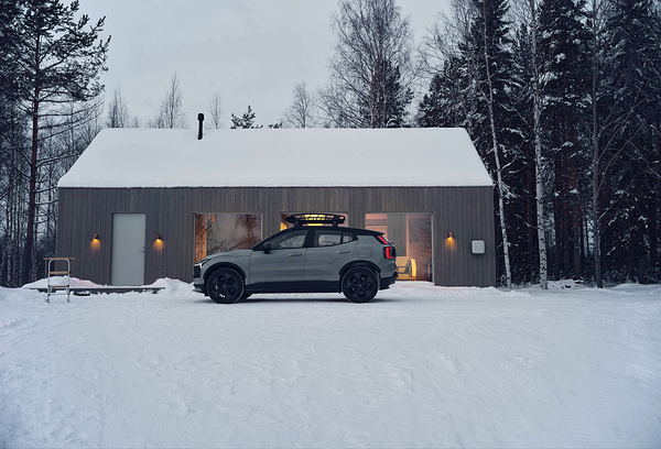 Volvo EX30 Cross Country exterior view