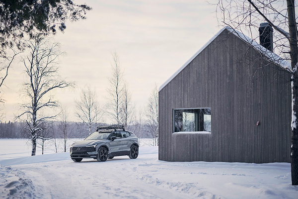 Volvo EX30 Cross Country exterior view