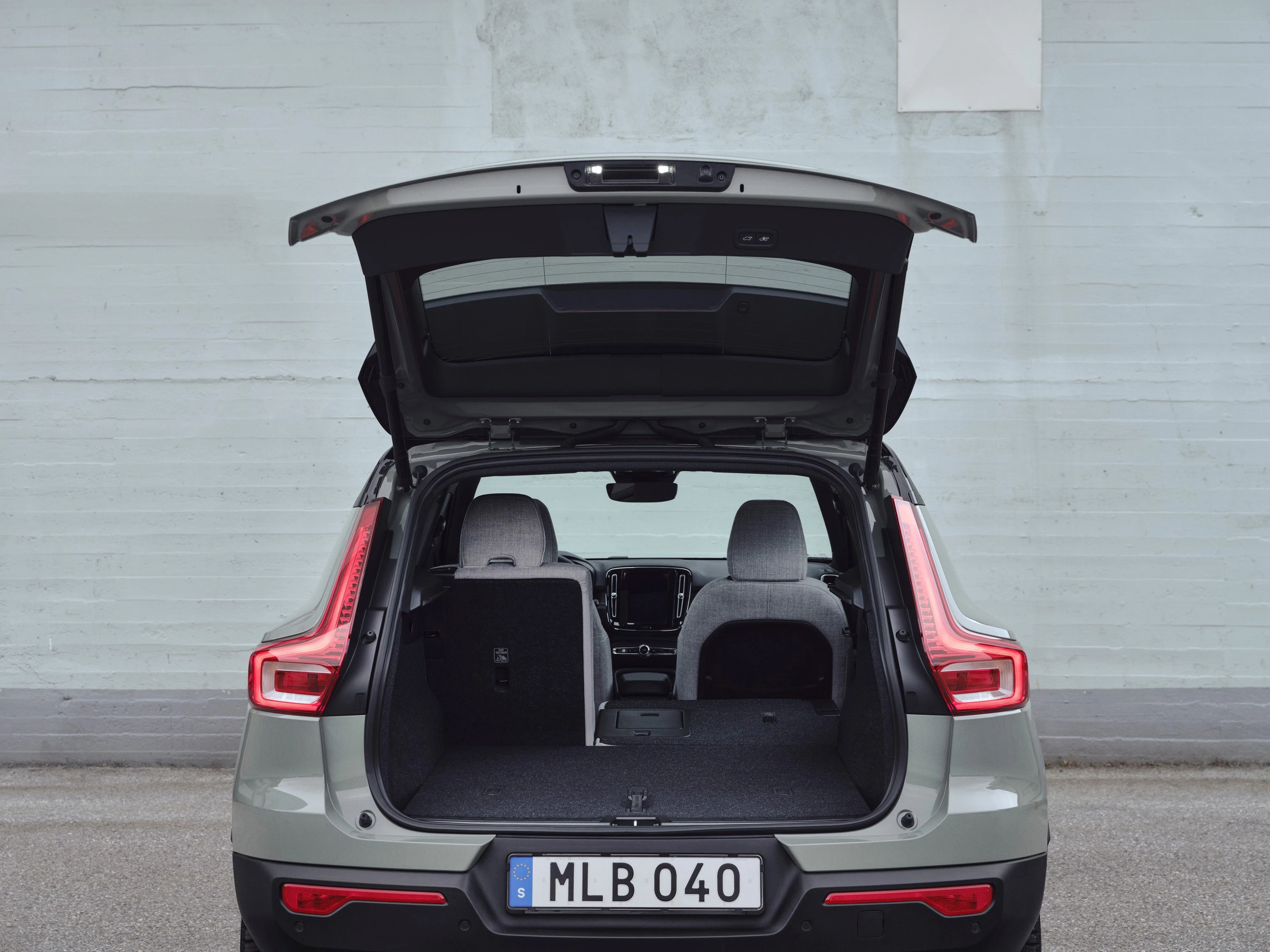 Volvo EX40 Twin Motor trunk view