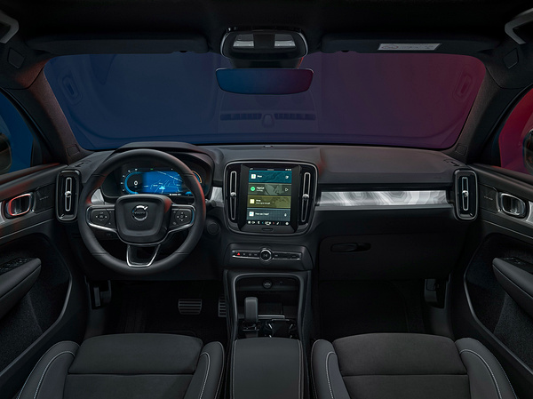 Volvo EX40 Twin Motor screens view